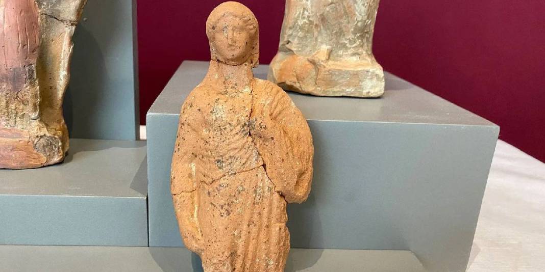 Yer Türkiye: Kazıyıcılar çocuk mezarının içinden onlarca defineyi elleriyle çıkardı! Tam 2.700 yıllık… 5